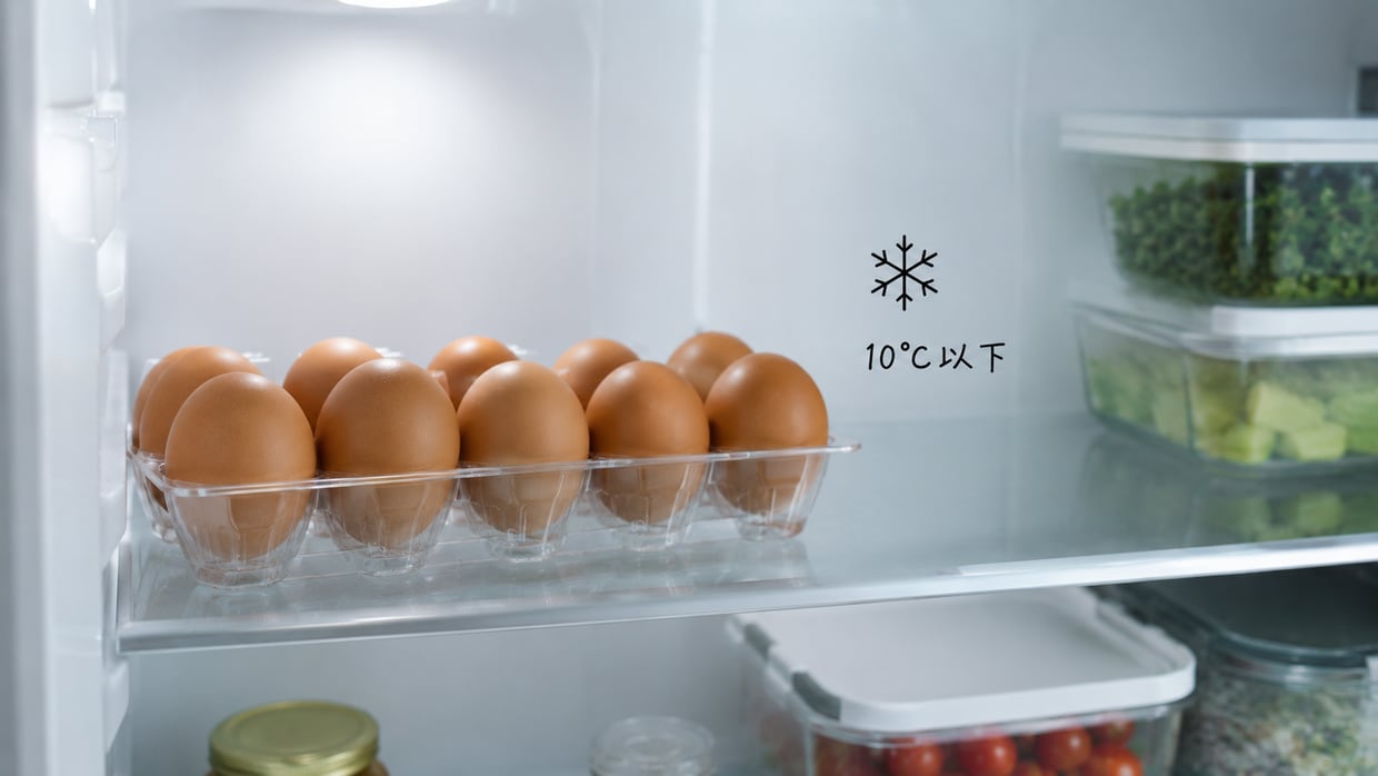 卵のパックを冷蔵庫の棚に入れた様子。手描きで雪のマークと「10℃以下」を添える